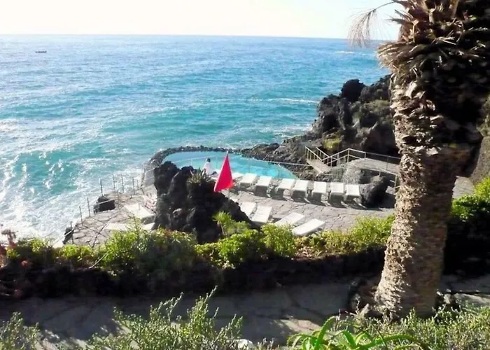 Bright Spacious Apartment, 2 Min Walk From Beach